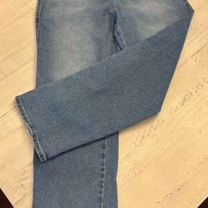LEVI’s Women’s High Rise Straight Jeans in EUC
Size US 8